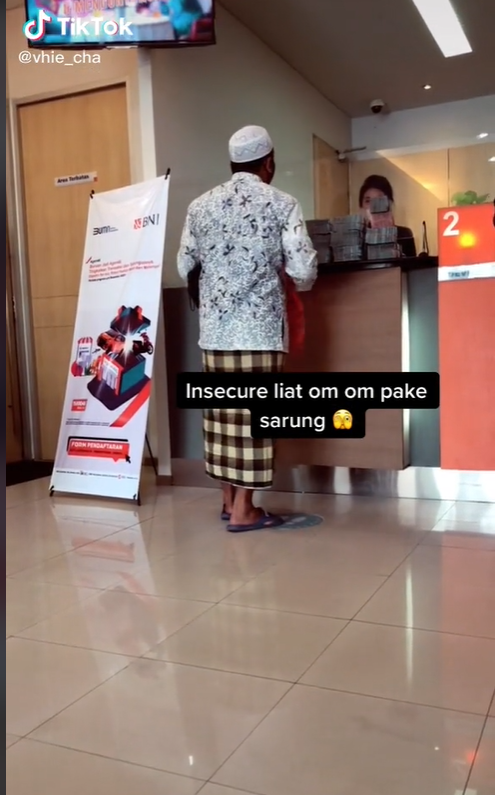 Bapak-bapak pakai sarung ke bank Bapak-bapak pakai sarung ke bank