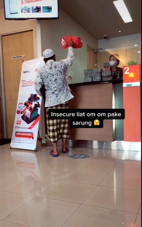 Bapak-bapak pakai sarung ke bank Bapak-bapak pakai sarung ke bank