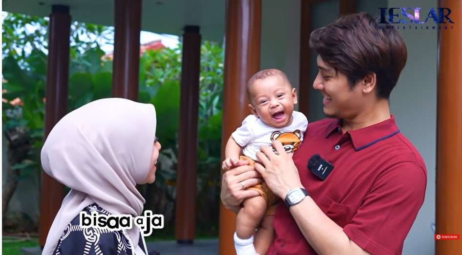 baby El tersenyum disebut ganteng