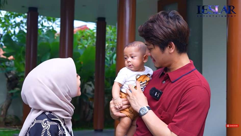 baby El tersenyum disebut ganteng
