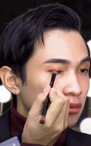 Menggunakan Eyeshadow