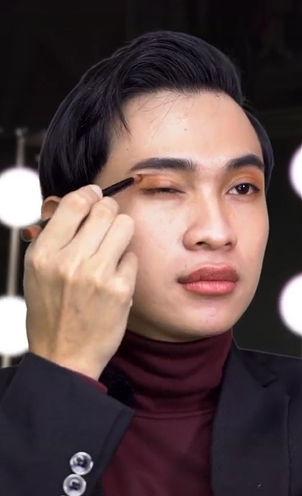 Menggunakan Eyeshadow