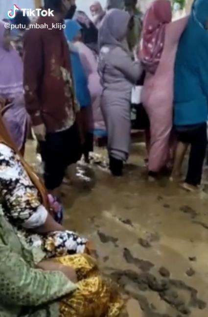 Suasana resepsi pernikahan seperti di sawah.