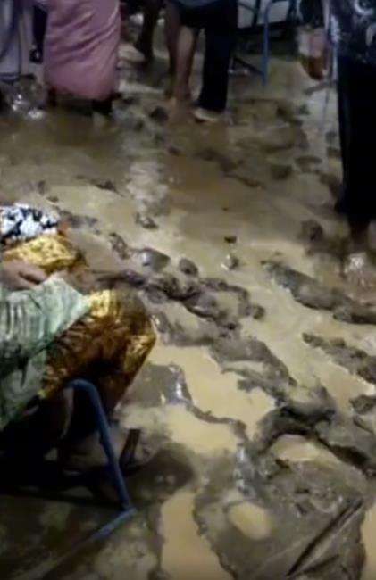 Suasana resepsi pernikahan seperti di sawah.
