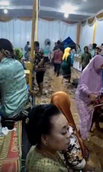 Suasana resepsi pernikahan seperti di sawah.