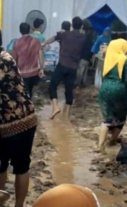 Suasana resepsi pernikahan seperti di sawah.