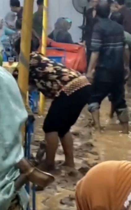 Suasana resepsi pernikahan seperti di sawah.