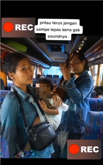 Pengamen wanita bersuara merdu