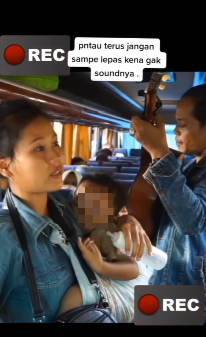 Pengamen wanita bersuara merdu