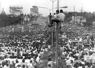 Jutaan massa memenuhi EDSA