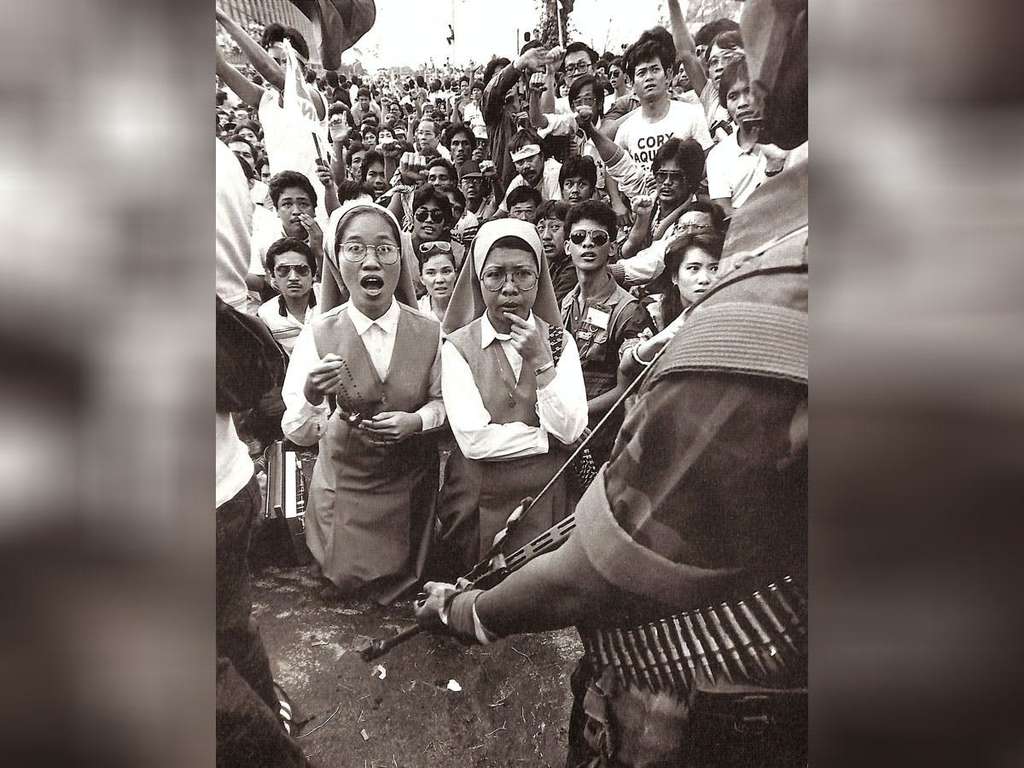 Biarawati memblokade tentara di EDSA