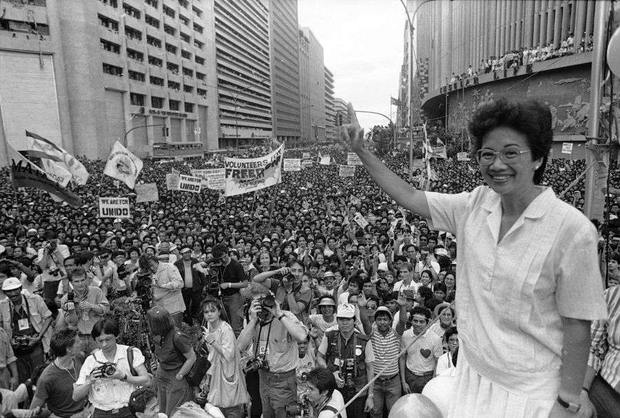 Corazon Aquino di depan massa yang memadati EDSA