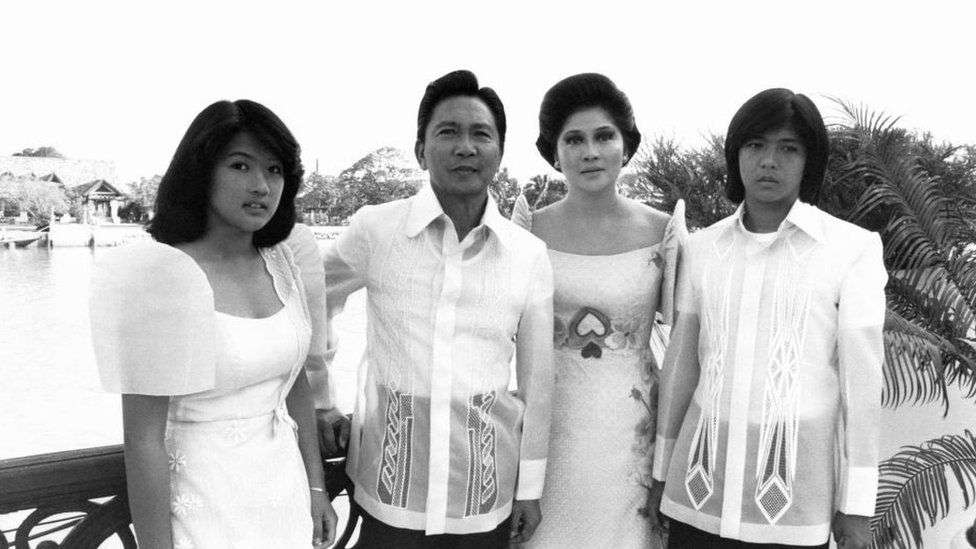 Bongbong (paling kanan) saat bersama Marcos, Imelda dan kakaknya