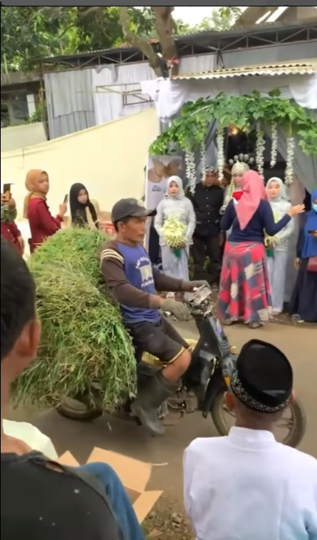 Pemotor terobos acara nikahan Pemotor terobos acara nikahan