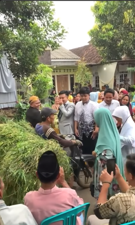 Pemotor terobos acara nikahan Pemotor terobos acara nikahan