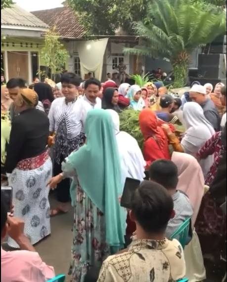 Pemotor terobos acara nikahan Pemotor terobos acara nikahan