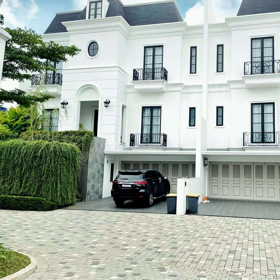 Penampakan depan rumah Maudy Ayunda