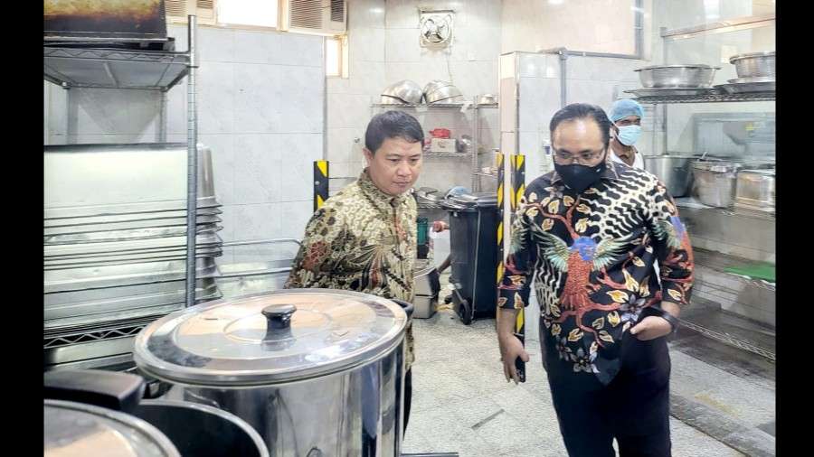 Menag Yaqut Cholil Qoumas didampingi Dirjen Penyelenggara Haji dan Umrah Hilman Latief sedang meninjau penyedia katering jemaah haji di Madinah