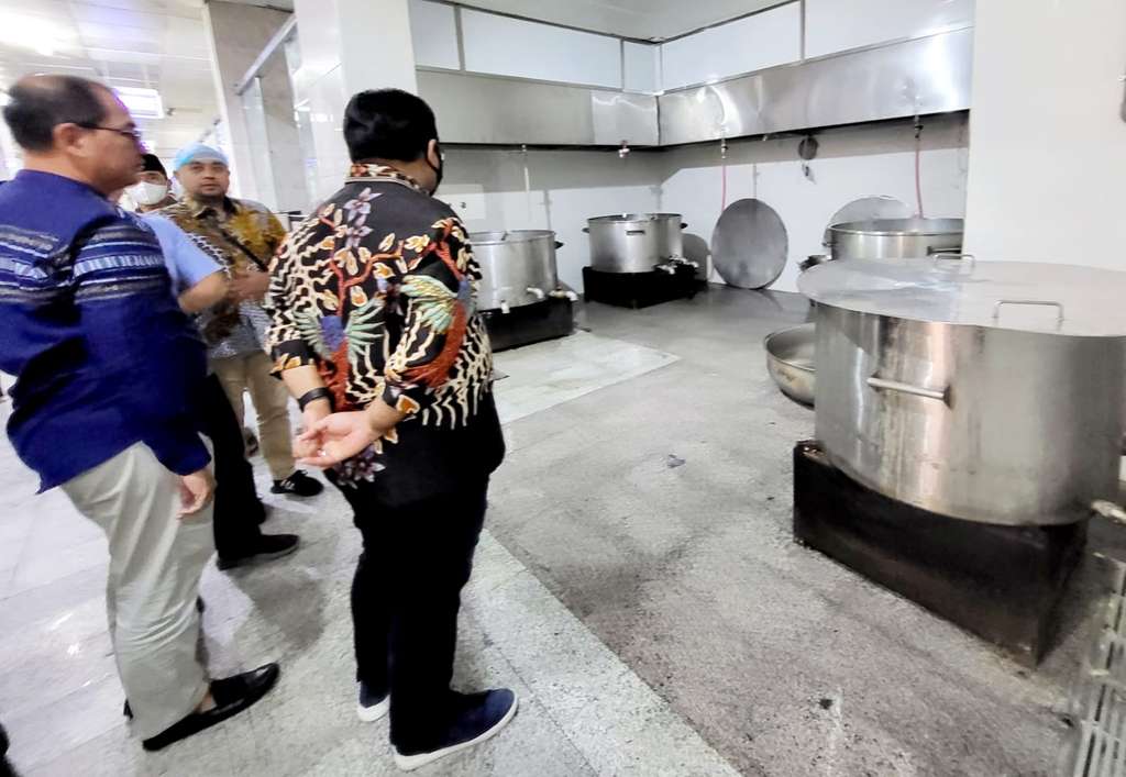 Menag Yaqut Cholil Qoumas saat sedang meninjau penyedia katering jemaah haji di Madinah