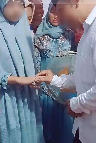 Ekspresi calon pengantin wanita jadi sorotan.