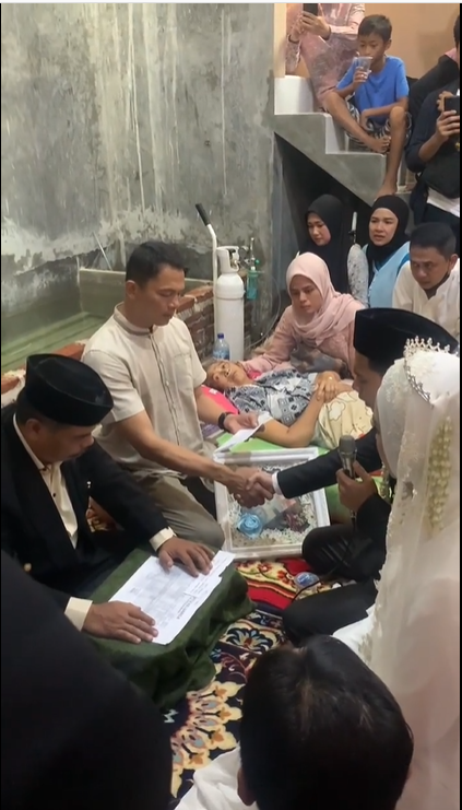 Akad nikah di depan ortu yang terbaring sakit