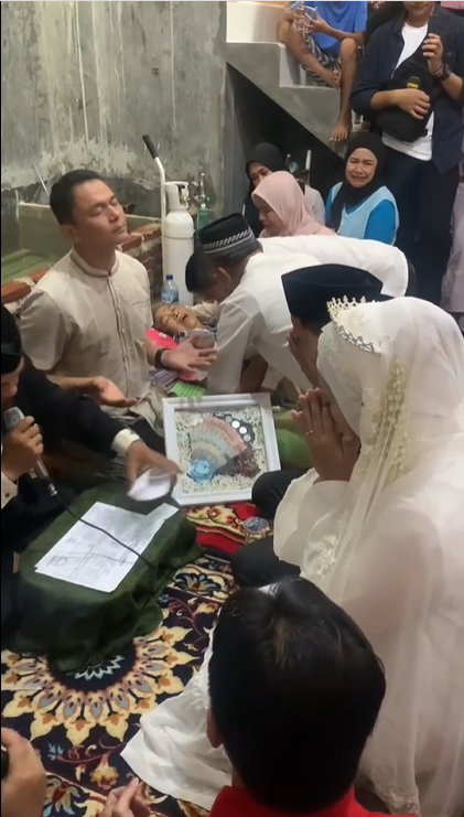 Akad nikah di depan ortu yang terbaring sakit