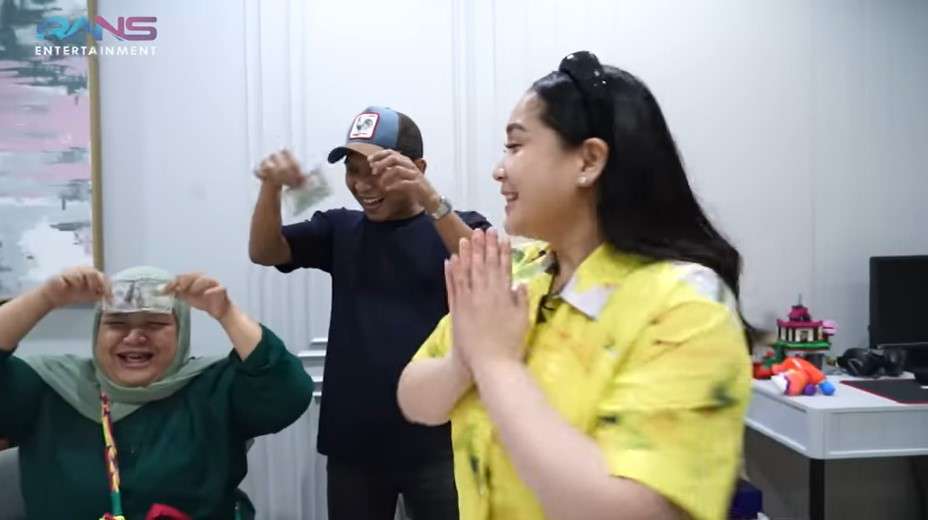 Gigi berilan dolar ke dua karyawannya Gigi berilan dolar ke dua karyawannya
