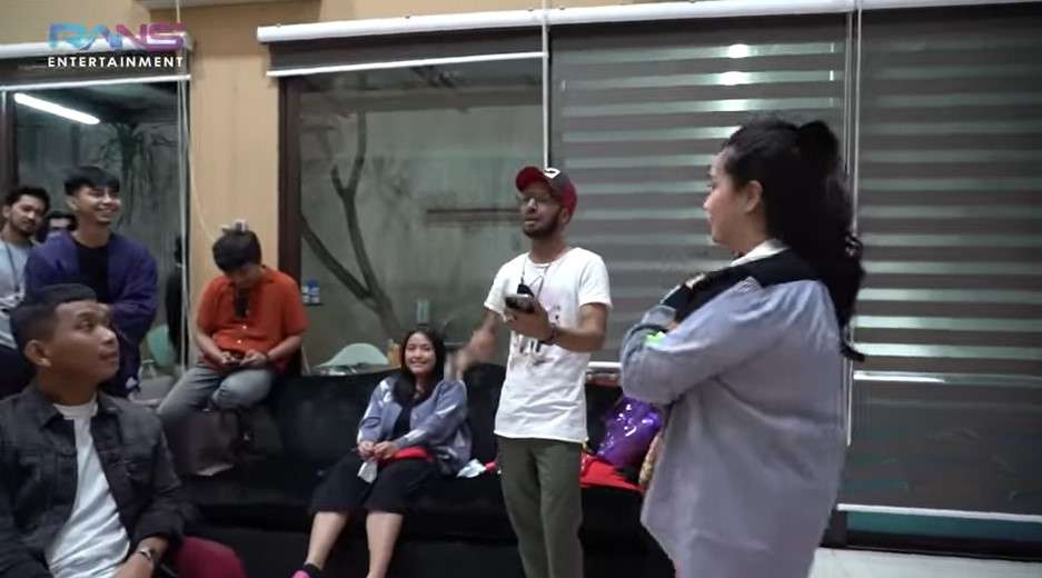 Gigi dan karyawan Rans Entertaiment Gigi dan karyawan Rans Entertaiment