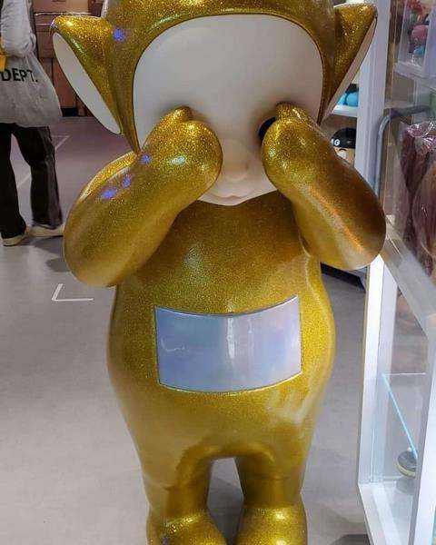 Patung Lala Teletubbies raksasa di Hong Kong.