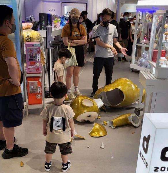 Patung Lala Teletubbies raksasa di Hong Kong.