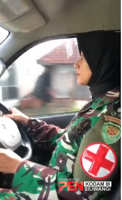 Prajurit cantik jadi sopir ambulans