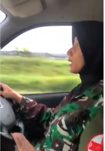 Prajurit cantik jadi sopir ambulans