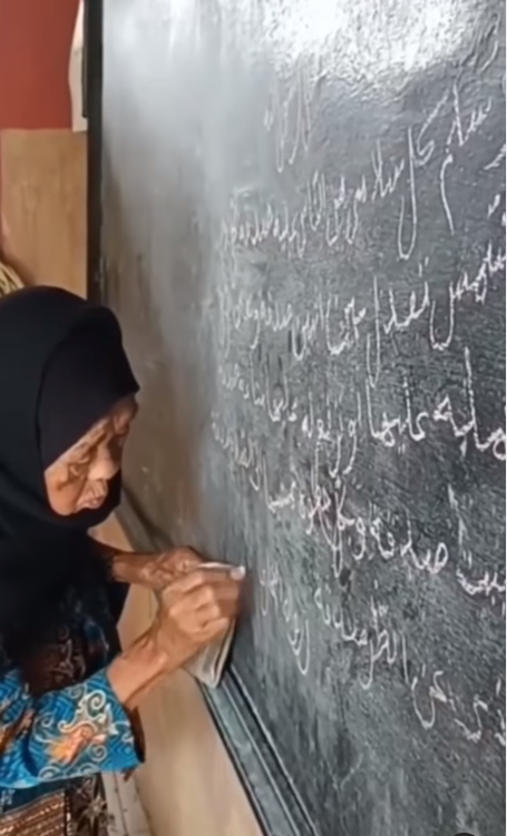 Nenek berusia 90 masih menjadi guru madrasah