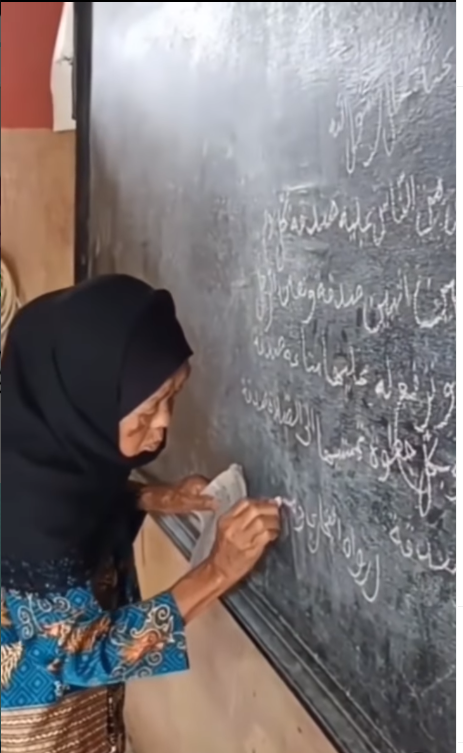 Nenek berusia 90 masih menjadi guru madrasah