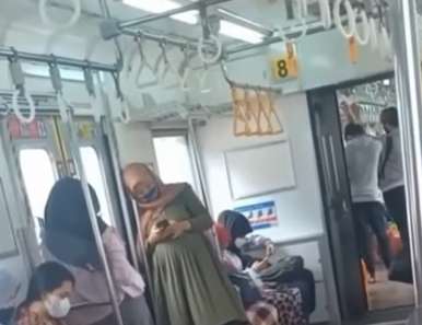 Ibu hamil di KRL
