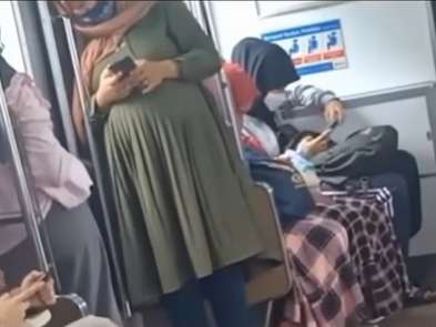 Ibu hamil di KRL