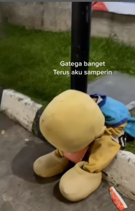 Kisah pilu badut cilik tertidur di pinggir jalan