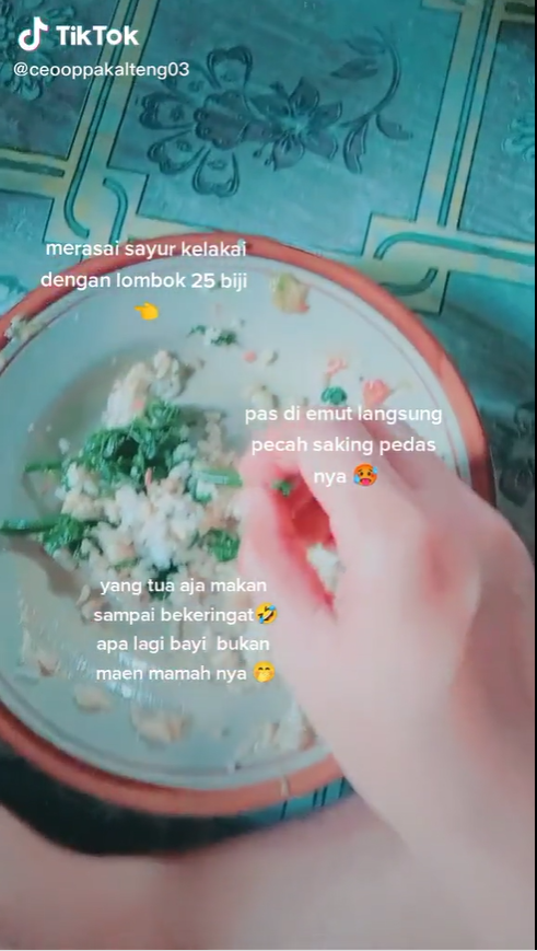 Ibu suapi cabai ke bayi Ibu suapi cabai ke bayi