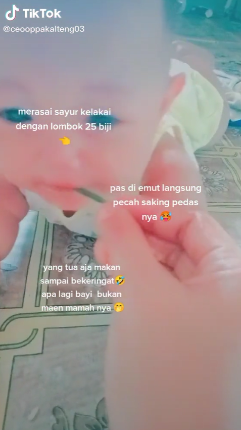 Ibu suapi cabai ke bayi Ibu suapi cabai ke bayi
