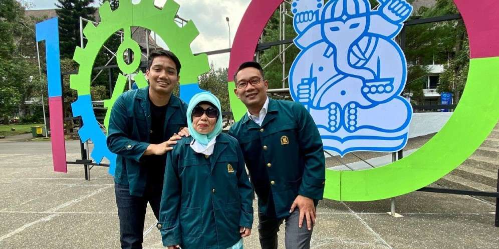 Ridwan Kamil bersama putr sulungnya, Emil (Foto: Instagram @emmerilkahn)