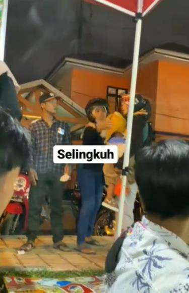 Istri sah hajar suami kepergok selingkuh di tempat umum