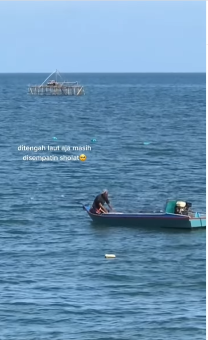 Nelayan sholat di tengah laut