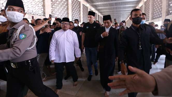 Mesut Ozil Sholat Jumat di Masjid Istiqlal