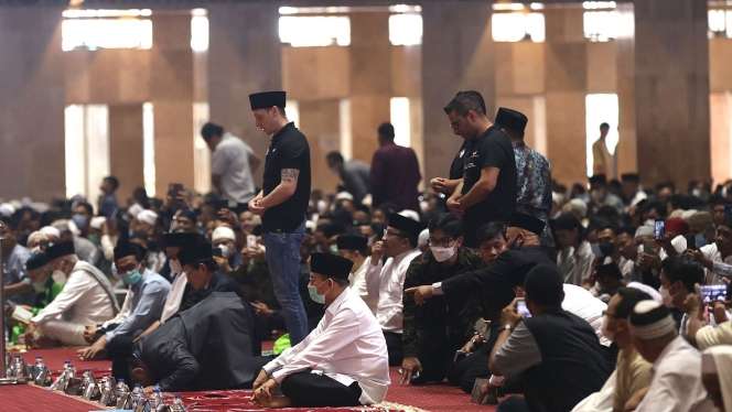 Mesut Ozil Sholat Jumat di Masjid Istiqlal
