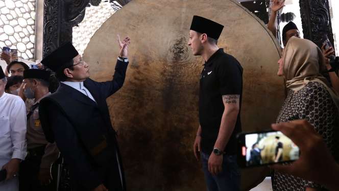 Mesut Ozil Sholat Jumat di Masjid Istiqlal