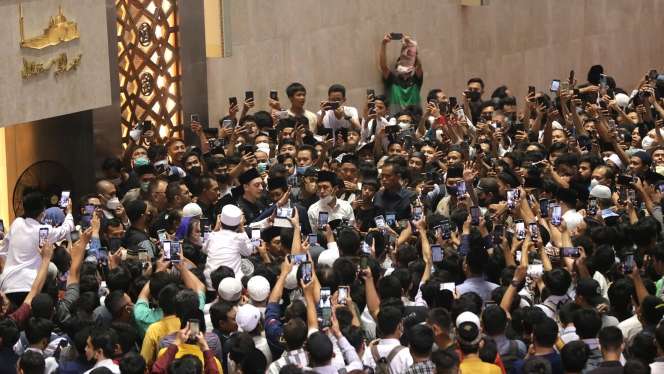 Mesut Ozil Sholat Jumat di Masjid Istiqlal