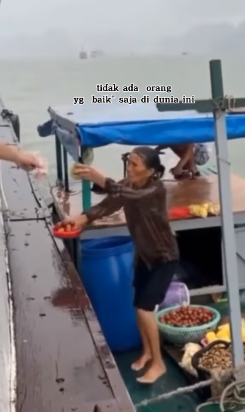 Ibu berjualan di tengah laut saat hujan badai