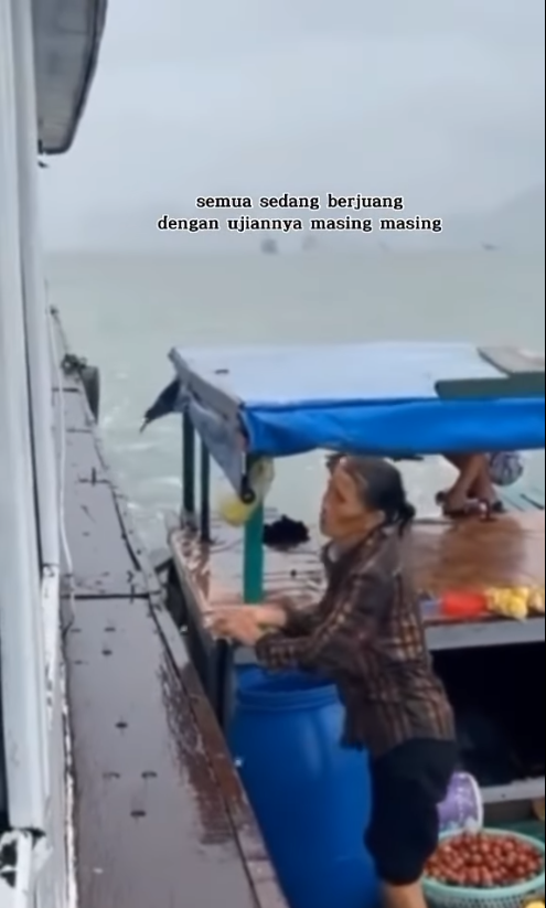 Ibu berjualan di tengah laut saat hujan badai