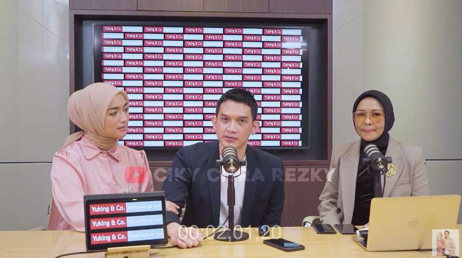 Rezky Aditya bersama istri dan kuasa hukumnya