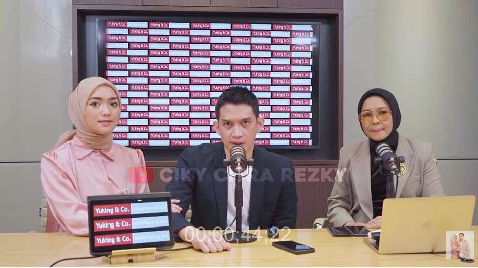 Rezky Aditya bersama istri dan kuasa hukumnya